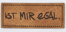 Laden Sie das Bild in den Galerie-Viewer, Detailaufnahme eines geprägten Kunstlederlabels „Ist mir egal.“ für Hoodies, Taschen und selbstgenähte Accessoires.
