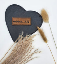 Laden Sie das Bild in den Galerie-Viewer, Geprägtes Kunstleder Label „Ähmmm… Nö.“ im Format 5 × 2 cm zum Einnähen auf Kleidung und Taschen.
