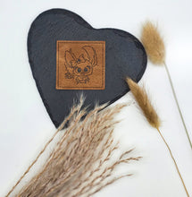Laden Sie das Bild in den Galerie-Viewer, Geprägtes Kunstleder Label mit niedlichem Fledermaus-Motiv in 4 × 4 cm zum Einnähen auf Kleidung und Taschen.
