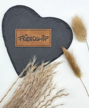 Laden Sie das Bild in den Galerie-Viewer, Geprägtes Kunstleder Label „Friendship“ zum Einnähen auf Kleidung, Taschen und Handmade-Projekte.
