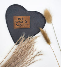 Laden Sie das Bild in den Galerie-Viewer, Geprägtes Kunstleder Label „Ich war's nicht“ aus waschbarem Kunstleder zum Einnähen auf Kleidung und Taschen.
