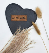 Laden Sie das Bild in den Galerie-Viewer, Geprägtes Kunstleder Label „Ist mir egal.“ in 5 × 2 cm zum Einnähen auf Kleidung, Taschen und Handmade-Projekte.
