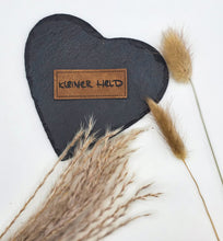 Laden Sie das Bild in den Galerie-Viewer, Geprägtes Kunstleder Label #Kleiner Held in 5 × 2 cm zum Einnähen auf Kinderkleidung und Handmade-Projekte.
