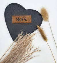 Laden Sie das Bild in den Galerie-Viewer, Geprägtes Kunstleder Label „Nope“ in 5 × 2 cm zum Einnähen auf Kleidung, Taschen und Handmade-Projekte.
