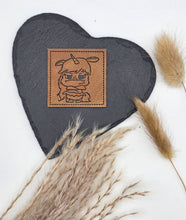 Laden Sie das Bild in den Galerie-Viewer, Geprägtes Kunstleder Label „Nope“ mit mürrischem Einhorn in 4 × 4 cm zum Einnähen auf Kleidung, Taschen und Handmade-Projekte.
