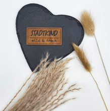 Laden Sie das Bild in den Galerie-Viewer, Geprägtes Kunstleder Label „Stadtkind – wild &amp; frech“ in 5 × 2,5 cm zum Einnähen auf Kleidung, Taschen und Handmade-Projekte.
