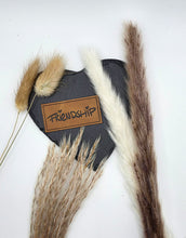 Laden Sie das Bild in den Galerie-Viewer, Braunes geprägtes Kunstlederlabel mit der Aufschrift „Friendship“ als hochwertiges Nähzubehör für DIY-Projekte.
