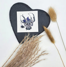 Laden Sie das Bild in den Galerie-Viewer, Quadratisches Kunstlederlabel mit UV-Druck und niedlicher Fledermaus im Kawaii-Stil in 5 × 5 cm.
