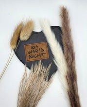 Laden Sie das Bild in den Galerie-Viewer, Hochwertiges Statement-Kunstlederlabel mit geprägtem Schriftzug „Ich war's nicht“ für DIY-Näharbeiten.
