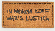Laden Sie das Bild in den Galerie-Viewer, Detailaufnahme eines geprägten Kunstlederlabels „In meinem Kopf war's lustig“ für Taschen, Hoodies und selbstgenähte Accessoires.
