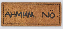 Laden Sie das Bild in den Galerie-Viewer, Hochwertiges Kunstleder Label „Ähmmm… Nö.“ für Hoodies, Taschen, Beanies und kreative DIY-Nähprojekte.
