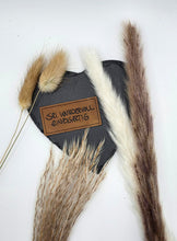 Laden Sie das Bild in den Galerie-Viewer, Braunes geprägtes Kunstlederlabel mit motivierender Botschaft für Handmade-Projekte und Näharbeiten.
