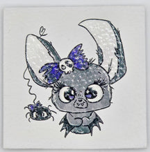 Laden Sie das Bild in den Galerie-Viewer, Detailaufnahme eines hochwertigen Kunstlederlabels mit UV-Druck und süßer Fledermaus mit kleiner Spinne.

